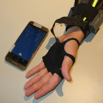 In die Palm Saver - Handschuhe sind die Sensoren eingearbeitet. Die sind per Kabel mit dem Bluetooth Modul verbunden. Die Daten werden so auf ein mitgeführtes Smartphone übertragen und gespeichert.